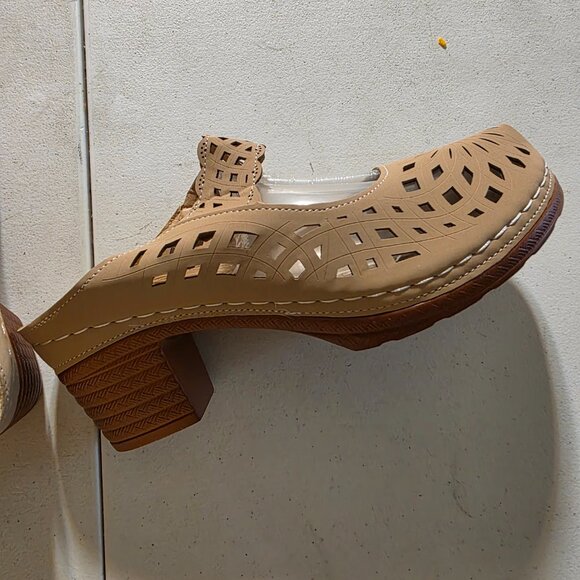 New with Tags 10.5 US or 42 Europe Beige Medium Heel Slip On Clogs - Picture 3 of 5